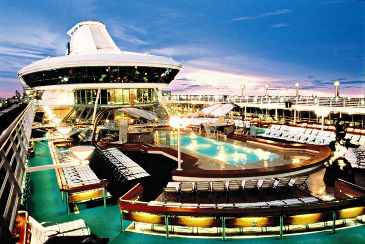 Piscina a bordo del Vision of the Seas al anochecer CRUCEROS ROMANTICO ROYAL CARIBBEAN CRUCEROS VERANO CRUCEROS SIN CALOR CRUCEROS ESTIVALES